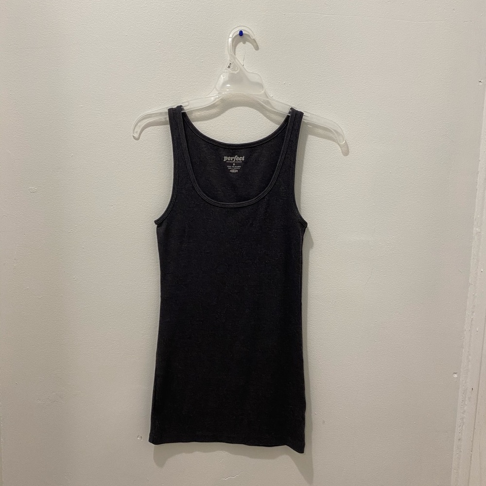 Old navy tank top🖤🤍